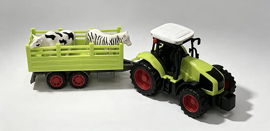 Zaļais traktors ar lielo piekabi un dzīvniekiem 