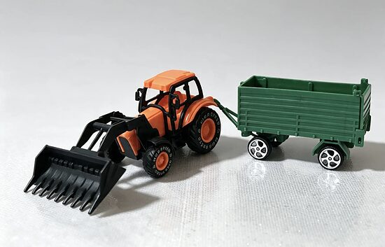 Traktors ar piekabi (mazais)